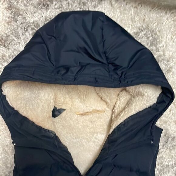 HOLLISTER navy blue Sherpa lined hooded puffer vest, size XS - Picture 4 of 5